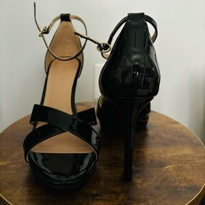 Kelly and Katie Sanesa strapped sandal